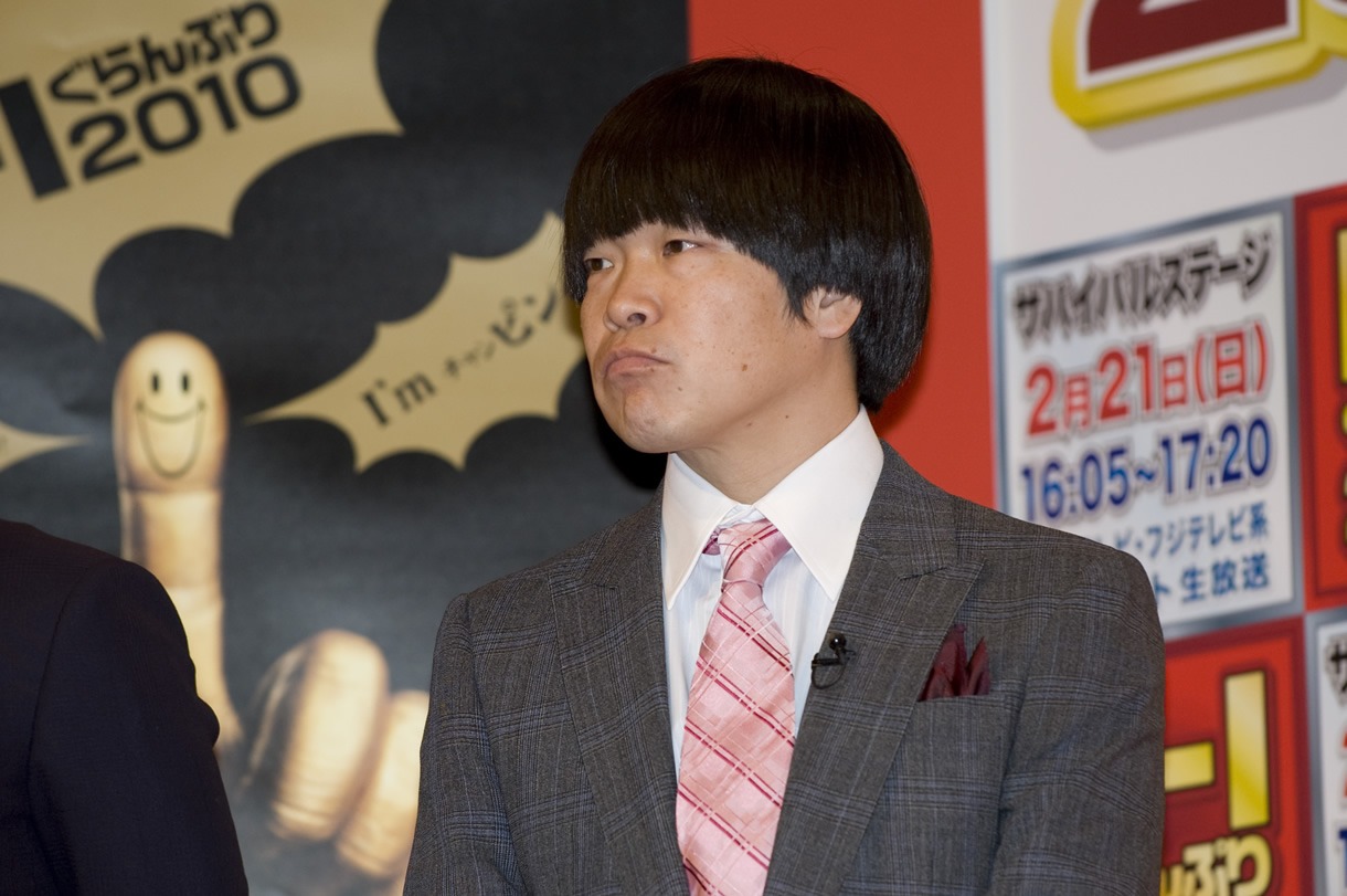 司会の雨上がり決死隊蛍原。