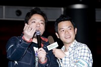 「お笑いワイドショー マルコポロリ！」で記者会見にやってきたダイアン。雨上がり決死隊に「この会場にいる誰よりも地味や」といじられていた。