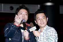 「お笑いワイドショー マルコポロリ！」で記者会見にやってきたダイアン。雨上がり決死隊に「この会場にいる誰よりも地味や」といじられていた。