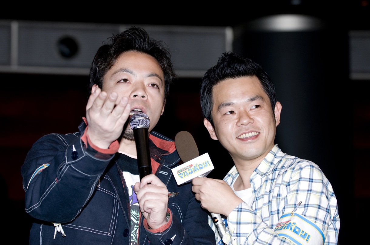 「お笑いワイドショー マルコポロリ！」で記者会見にやってきたダイアン。雨上がり決死隊に「この会場にいる誰よりも地味や」といじられていた。