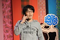 1人コントを披露するドランクドラゴン鈴木。（c）「潜在異色」製作委員会