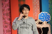 1人コントを披露するドランクドラゴン鈴木。（c）「潜在異色」製作委員会