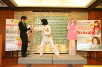 バレンタインにちなんで記者席に贈るためのチョコレートを瓦割りしてしまう鳥居。