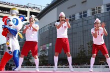 フルーツポンチ亘は披露宴をおこなったことをファンに報告。会場からは祝福の歓声があがった。(c)吉本興業