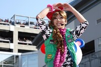 メイクには1時間かかるというさとプー。ポイントのアイシャドーは、メイクさんと「今日はどんな色にする？」と話し合いながら決めているそう。(c)吉本興業