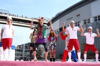 CDに付いているDVDには、さとプーのメイクレッスンも収録。さらにさとプーとシミュレーションデートができる特典映像も入っている。(c)吉本興業