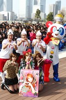 ららぽーと豊洲で会見を行ったはんにゃ川島、フルーツポンチ、オンナラブリー（さとプー＜はんにゃ金田＞、みかプー、ゆりプー）(c)吉本興業