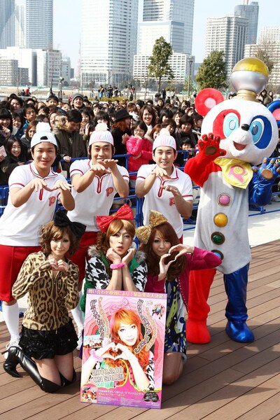 ららぽーと豊洲で会見を行ったはんにゃ川島、フルーツポンチ、オンナラブリー（さとプー＜はんにゃ金田＞、みかプー、ゆりプー）(c)吉本興業