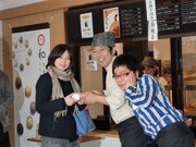 店頭にはイベント開催を知ったファンが多く来場。