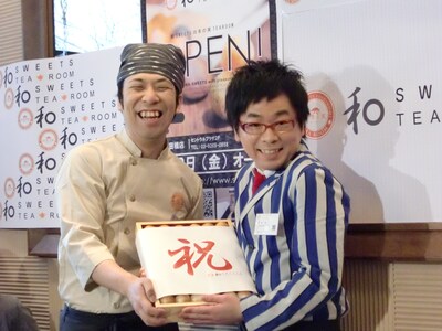 パンブーの2人は、店の代表者から「M-1グランプリ」優勝記念の特製紅白“祝”もちを贈呈された。