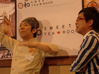 バンクーバー五輪選手のために即興の応援ネタを披露した2人。ネタ合わせの姿に会見会場は爆笑だった。