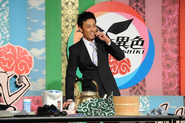 ダジャレの限界に挑戦するロバート山本。（c）「潜在異色」製作委員会