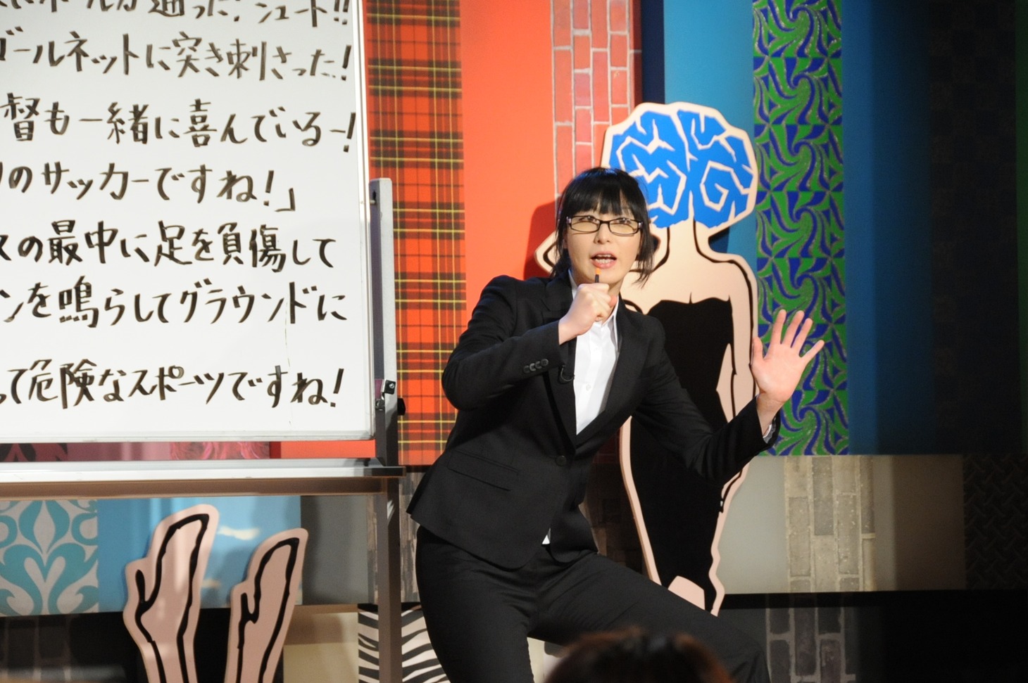 ブラックスーツで決めた“女教師キャラ”の鳥居みゆき。（c）「潜在異色」製作委員会