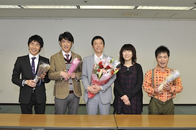 クランクアップを迎えた木下部のメンバー。写真左からしずる池田、ココリコ田中、板尾創路、大宮エリー、カラテカ入江。みな口をそろえてドラマの続編を希望していた。(c)YTV