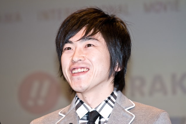 木村祐一監督作「ワラライフ!!」で主演を務めるしずる村上。「流れないレッドカーペットに乗るのは初めて」と、沖縄入りを心から楽しみにしている様子だった。