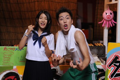 ヒロイン西表耶麻子（イリオモテヤマコ）を演じる川島海荷（写真左）。「私の優しくない先輩」(c)2010 アニプレックス / 講談社 / アスミック・エース エンタテインメント / グッドスマイルカンパニー / ファントム・フィルム