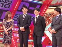 「R-1ぐらんぷり2010」優勝会見の模様。宮迫は「最後、僕ももらい泣きしそうだったんですけど、高田純次さんが目録の順番を間違えて『そんな渡し方ないやろ』って思って。それでだいぶ涙がシュッて引っ込みました」とコメント。