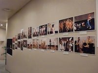 「キュートン写真集発売記念　写真展」。河村カメラマンは3月9日に新宿・ネイキッドロフトにてライブ「お笑いで働くおじさんの会」を開催。笑いの現場に携わる人たちと笑いに関するトークを繰り広げる。