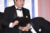 舞台上ではタカと藤田がケンカをはじめ、途中でタカが藤田の髪をつかむことでおとなしくさせるというコントが繰り広げられた。トシによれば、今までテレビ番組の収録で4回実行されたもののオンエアされたことはないそうだ。