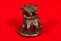 福田作・シーサー。天を見上げる姿が特徴的なシーサー。