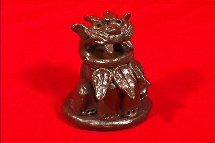 福田作・シーサー。天を見上げる姿が特徴的なシーサー。