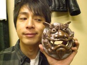 沖縄公演の際には、釣り、ガラス工芸、シーサー作りに挑戦した2人。2人が実際に手作りしたシーサーは初回生産に封入されたハガキにて応募可能。