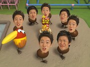 CM「はんにゃ行進 公園編」の1カット。オフィシャルサイトでは、はんにゃの顔の部分をお気に入りの写真やイラストなどに変えて遊ぶことができる。(C)森永製菓