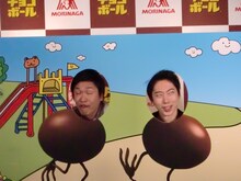 顔をくりぬいたパネルで生変顔を披露したはんにゃ。