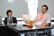 春日の手にするフリップには「春日の一人お笑いウルトラクイズ」の文字。実現が楽しみだ。(c)テレビ朝日