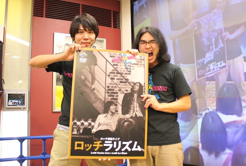 最新DVD「ロッチ単独ライブ『ロッチラリズム』」をPRするロッチ。
