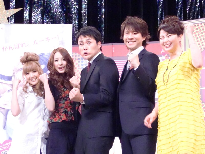 番組MCのアンジャッシュ。さらに進行役にミスソフィア準グランプリを獲得したことのある杉浦友紀アナウンサー（左）が加わった。また、NHKでは5月31日まで新大学生、新社会人に向けたNHK新生活応援キャンペーン「がんばれ。ルーキー！」を実施中。左はキャンペーンガールのシブヤ系3人組ユニットJuliet。（ユミは体調不良のため欠席）