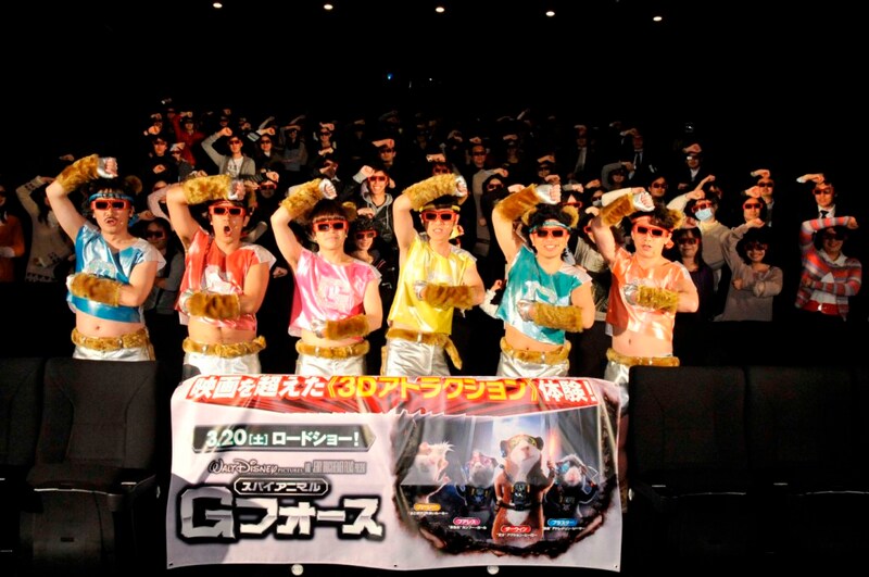 3Dメガネをかけたアラフォー男性6人の出現に会場の子供たちは大爆笑。