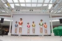 本日3月8日午前の気温は6度、風も強く吹く中最後まで踊りきった紫SHIKIBU。なっくんは「応援歌のダンスをして回ったとき、右足を軽くつってしまいましたが、頑張ってま～す！」と、負傷を隠さず告白。