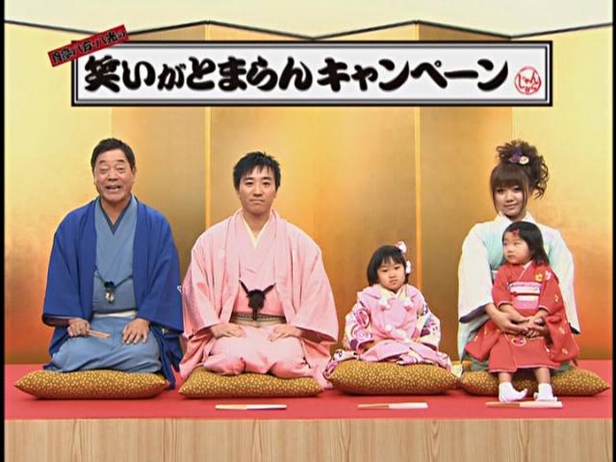 家族でCMに出演した月亭八方、月亭八光一家。CM撮影の監督は「師弟と弟子、夫婦のあうんの呼吸に感心しました」と撮影が順調だった様子を語った。