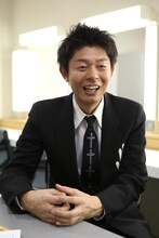 インタビューに答える島田秀平。2010年に入ってすでに40近くのパワースポットを訪れているとか。「世界のパワースポットにも訪れみたい」と意欲的なコメント。今後のパワースポット情報にも期待がかかる。現在書籍「島田秀平の幸せになれる開運!手相占い」が好評発売中。撮影・フォトプロ