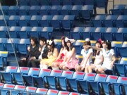 イルカプールでは、イルカたちが泳いだり、芸の練習をしている様子を見ることができ、アイドルたちは大喜び。