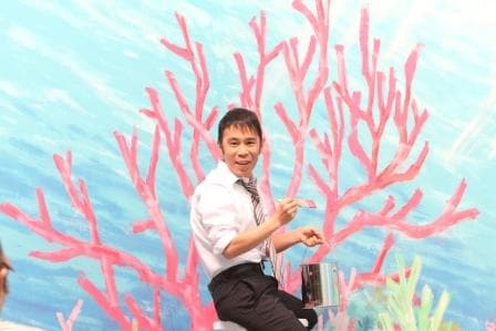 山下達郎の新曲PVに出演したナインティナイン岡村隆史。