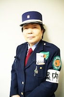 警備員のアザーカット。(c)吉本興業