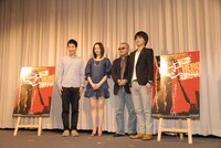「ヒーローショー」の舞台挨拶を行った4人。左からジャルジャル後藤、ちすん、井筒和幸監督、ジャルジャル福徳。「ヒーローショー」は、5月29日（土）角川シネマ新宿ほかで全国ロードショー（配給：角川映画）。(c)2010『ヒーローショー』製作委員会