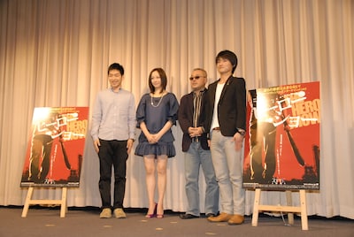 「ヒーローショー」の舞台挨拶を行った4人。左からジャルジャル後藤、ちすん、井筒和幸監督、ジャルジャル福徳。「ヒーローショー」は、5月29日（土）角川シネマ新宿ほかで全国ロードショー（配給：角川映画）。(c)2010『ヒーローショー』製作委員会