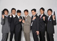 銃を手にした「しゃべくり007」メンバー。その他の共演者の発表にも注目しよう。(c)NTV