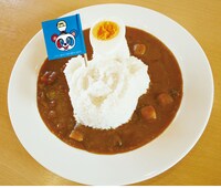 ピラメキフードのピラメキカレー。ごはんがピラメキパンダの形になっている。そのほか、ピラメキラーメン、ダルさんポテトも販売。