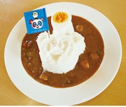 ピラメキフードのピラメキカレー。ごはんがピラメキパンダの形になっている。そのほか、ピラメキラーメン、ダルさんポテトも販売。