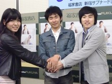 ファンと握手をするしずる。終始彼女自慢をしてきた池田だが、最後に記者から「印税の使い方は？」という質問をされると、「お母さんに」と真面目に返答。あきれた村上が「そこは彼女だろう！」とダメ出しをすると、「あっ！」と残念な結果に気づいた様子だった。