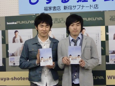 本の中で上半身の裸体を披露している2人。池田は「家ではいつも裸体ですから。人様にお見せできてよかった」と堂々とコメント。村上も「ヌードは若いうちに撮っとけって言いますからね」と語った。