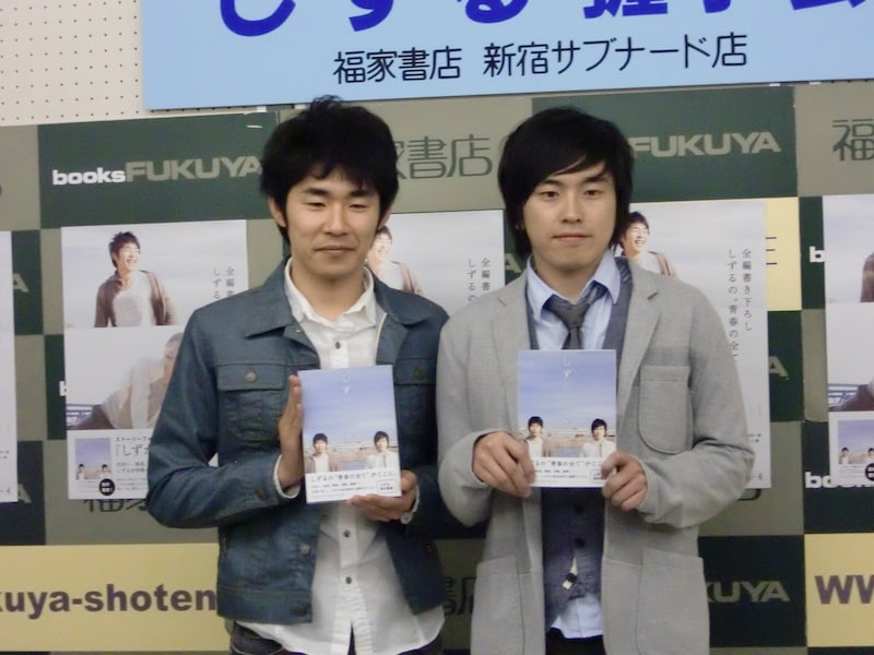 本の中で上半身の裸体を披露している2人。池田は「家ではいつも裸体ですから。人様にお見せできてよかった」と堂々とコメント。村上も「ヌードは若いうちに撮っとけって言いますからね」と語った。