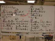 「DOI～DOIする人この指止まれ！～」に続く新曲は「DOIハセヨ」。ダジャレだらけの歌詞を少し鼻にかかったボイスで歌うのが特徴となっている。それぞれの名前も韓流らしく、Dをディンゴン、OをSnow（プ）、Iをイチョンと命名した。