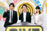 司会を務めるチュートリアル。(c)テレビ東京