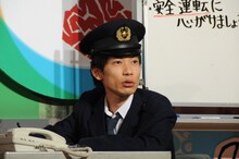 「インパルス板倉　1人コント　暇な警官」の一場面。（c）「潜在異色」製作委員会