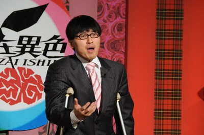 「オードリー春日　松葉杖の使い方」の一場面。（c）「潜在異色」製作委員会